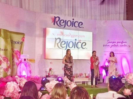 Launching Rejoice Perfume Shampoo